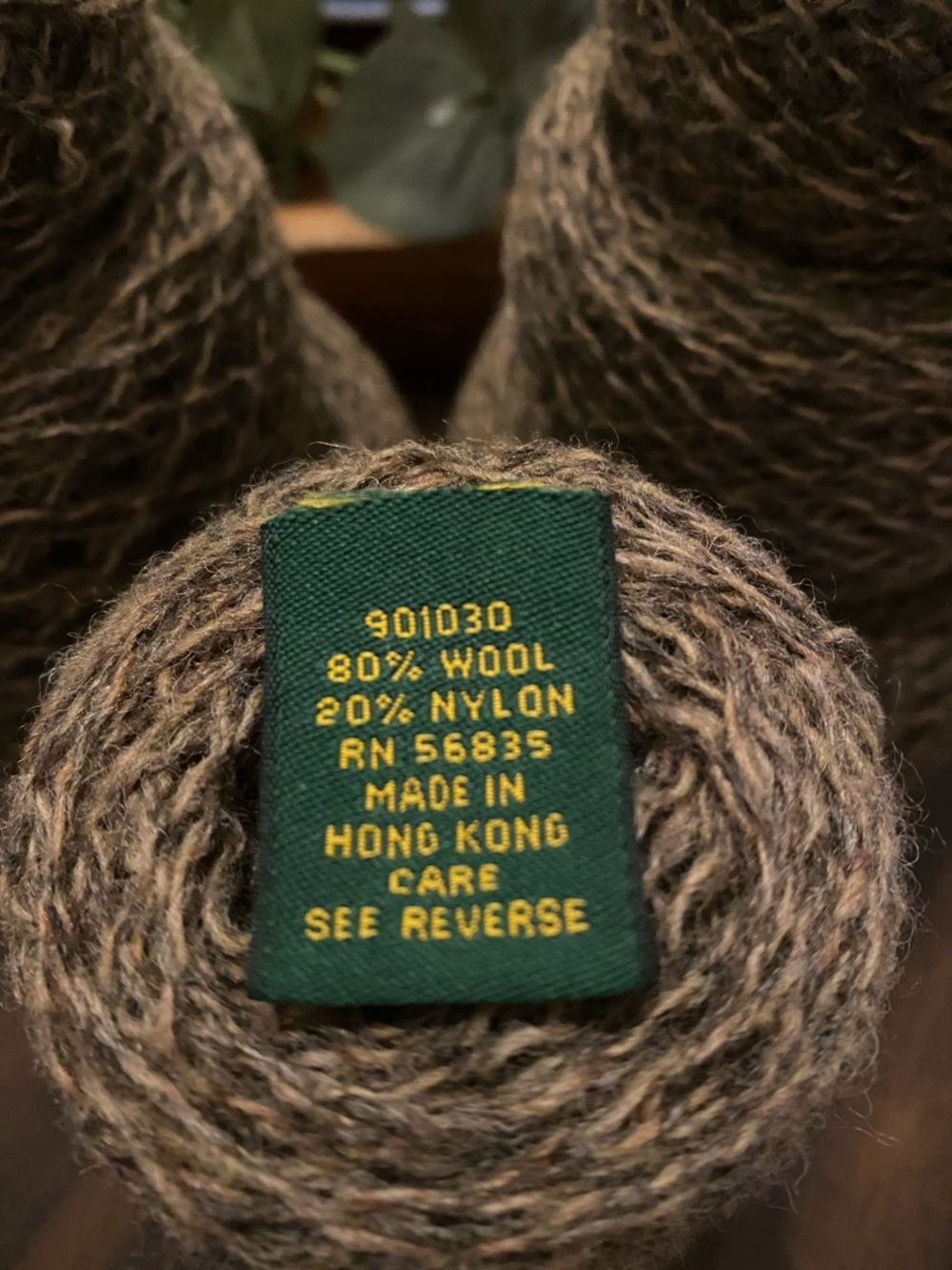 Vintage reclaimed mocha colored upcycled eco-friendly yarn in 80% wool/20% nylon - Picture 2 of 7